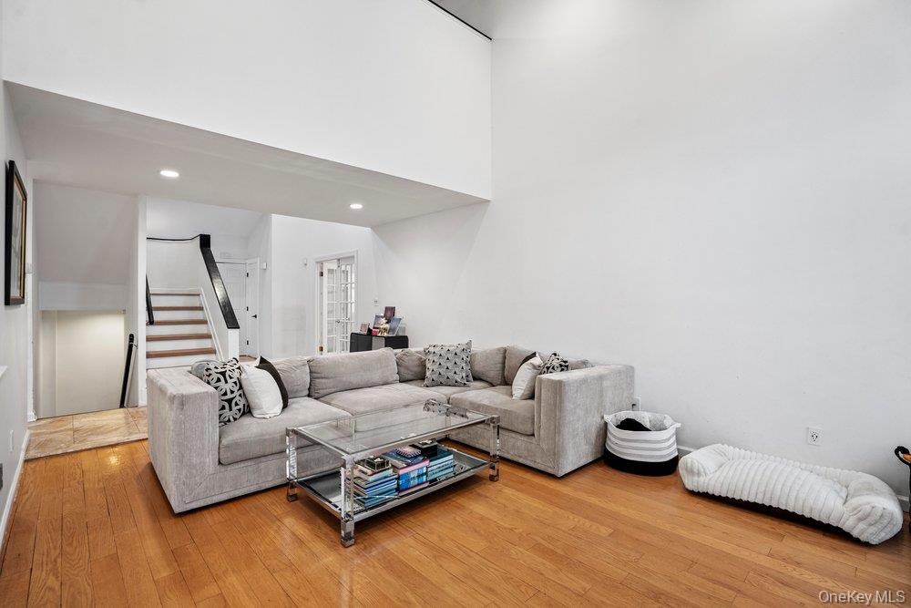 39 Chestnut Lane, Woodbury, NY 11797