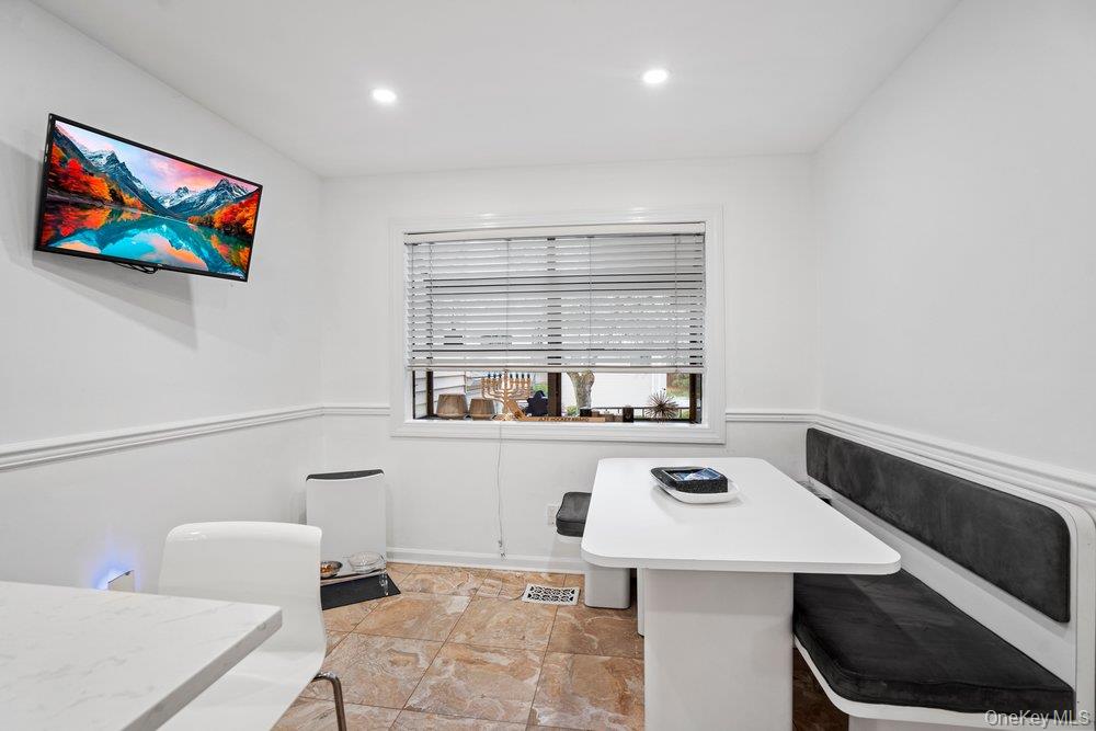 39 Chestnut Lane, Woodbury, NY 11797