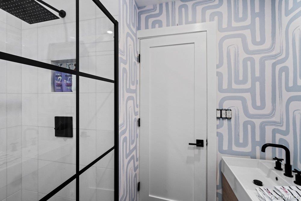 39 Chestnut Lane, Woodbury, NY 11797