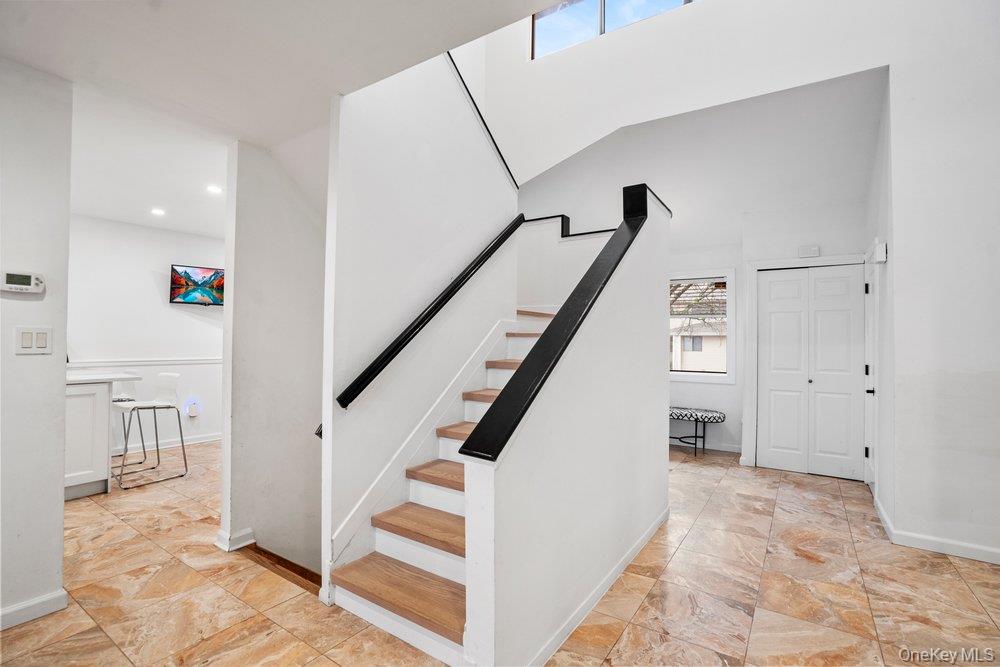 39 Chestnut Lane, Woodbury, NY 11797