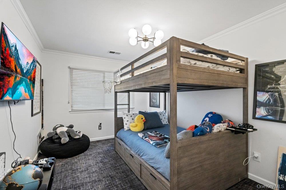 39 Chestnut Lane, Woodbury, NY 11797