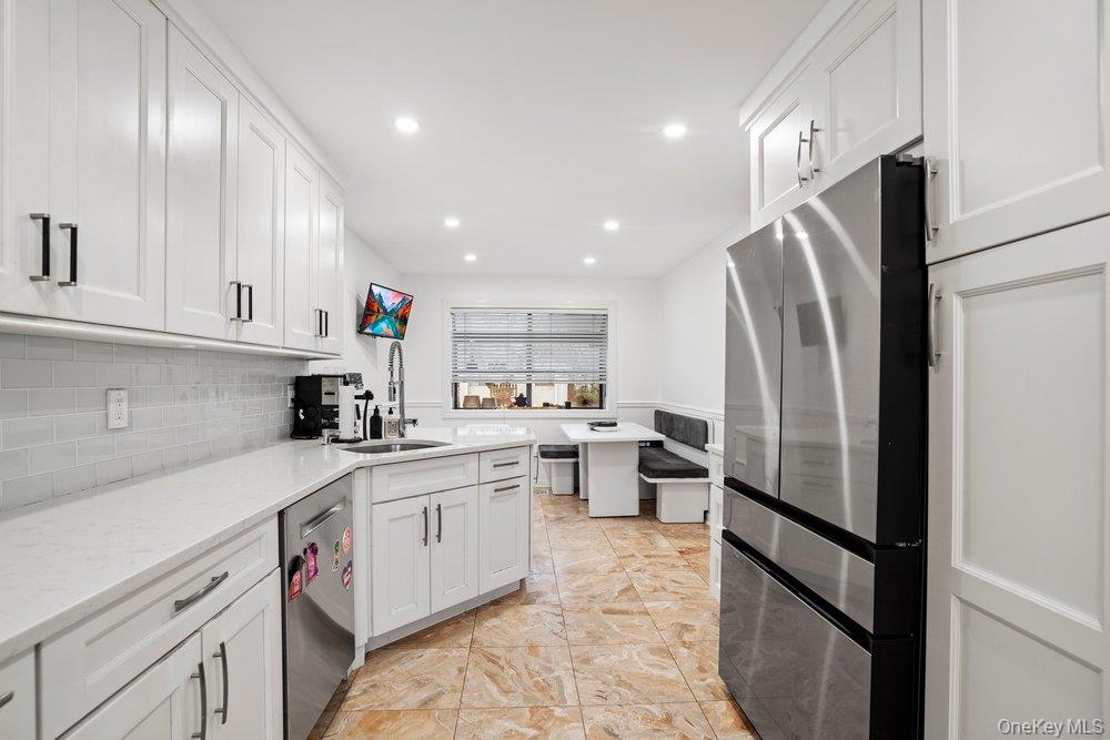 39 Chestnut Lane, Woodbury, NY 11797