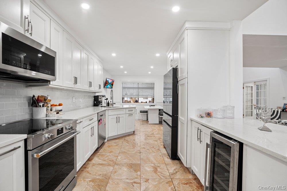 39 Chestnut Lane, Woodbury, NY 11797