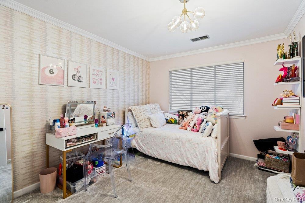 39 Chestnut Lane, Woodbury, NY 11797