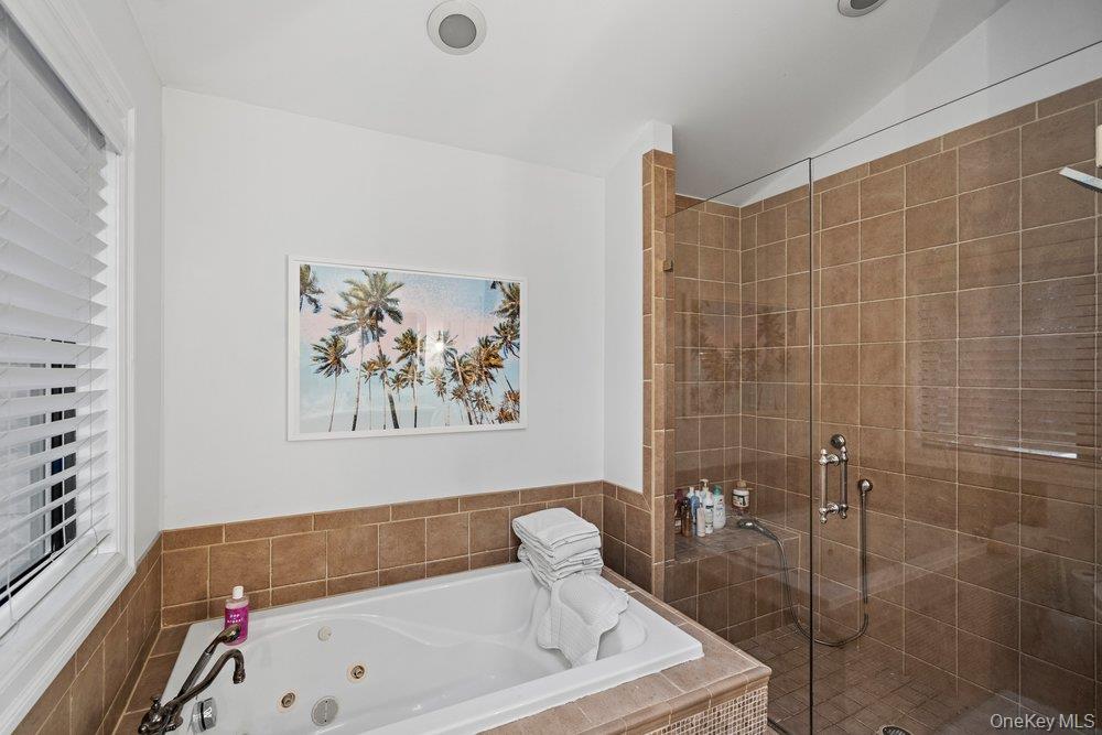 39 Chestnut Lane, Woodbury, NY 11797