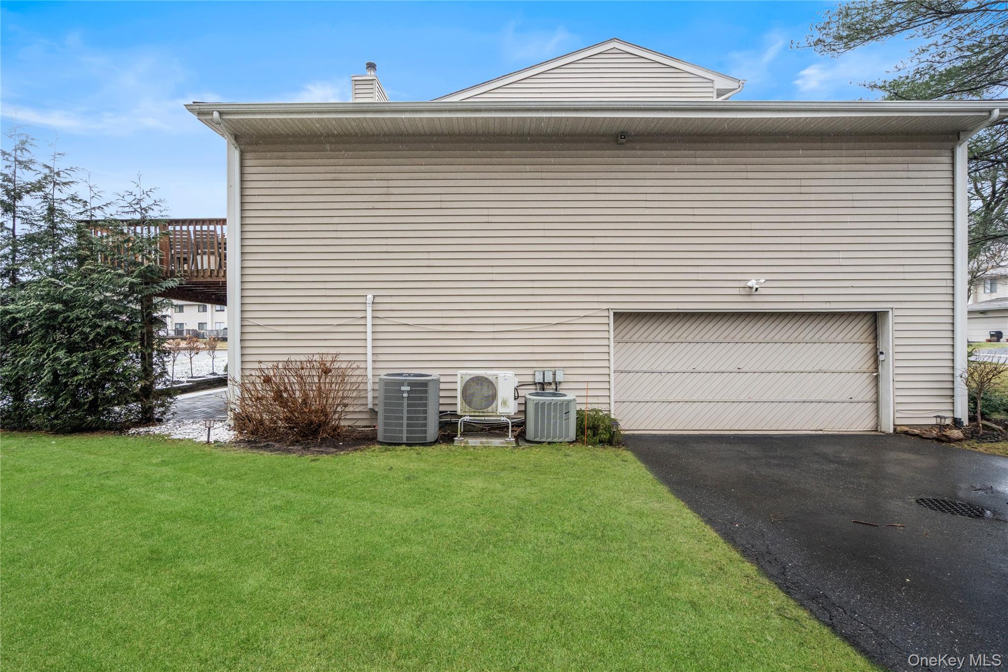 39 Chestnut Lane, Woodbury, NY 11797