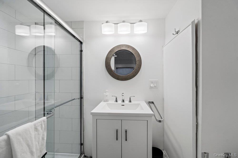 39 Chestnut Lane, Woodbury, NY 11797