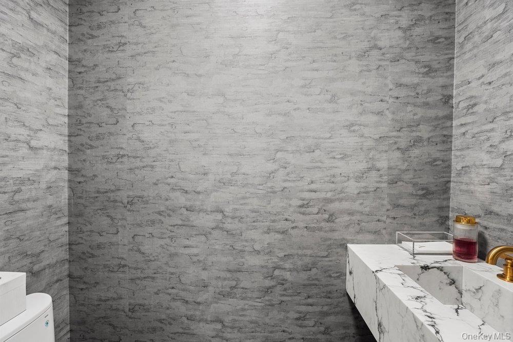 39 Chestnut Lane, Woodbury, NY 11797