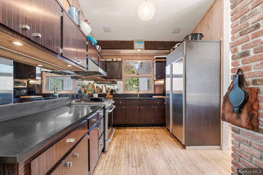 27 Atterbury Road, Southampton, NY 11968