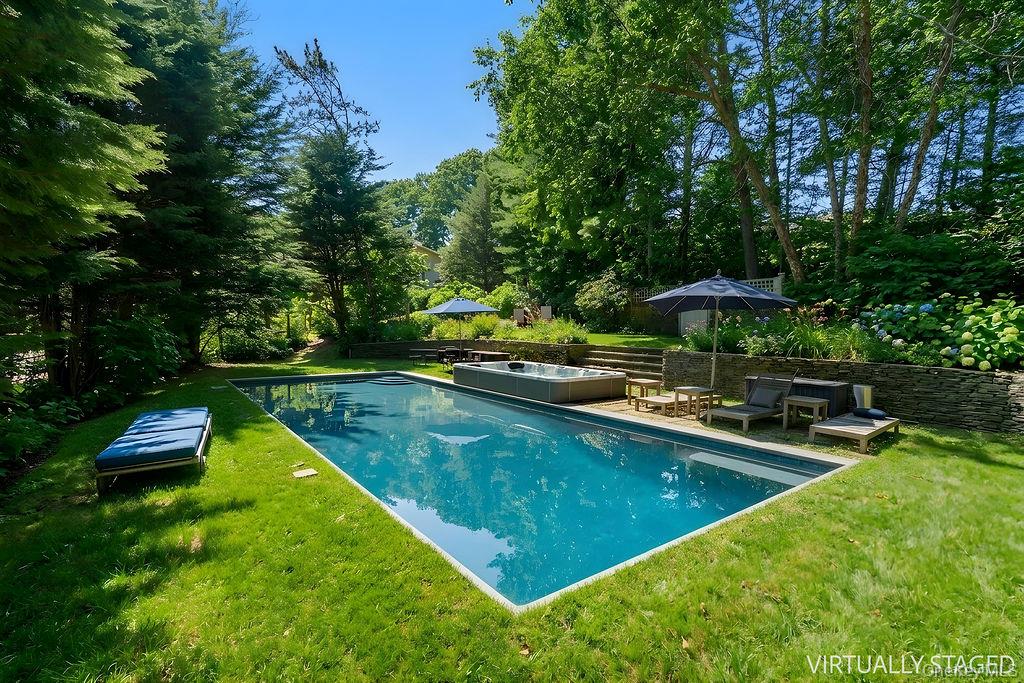 27 Atterbury Road, Southampton, NY 11968