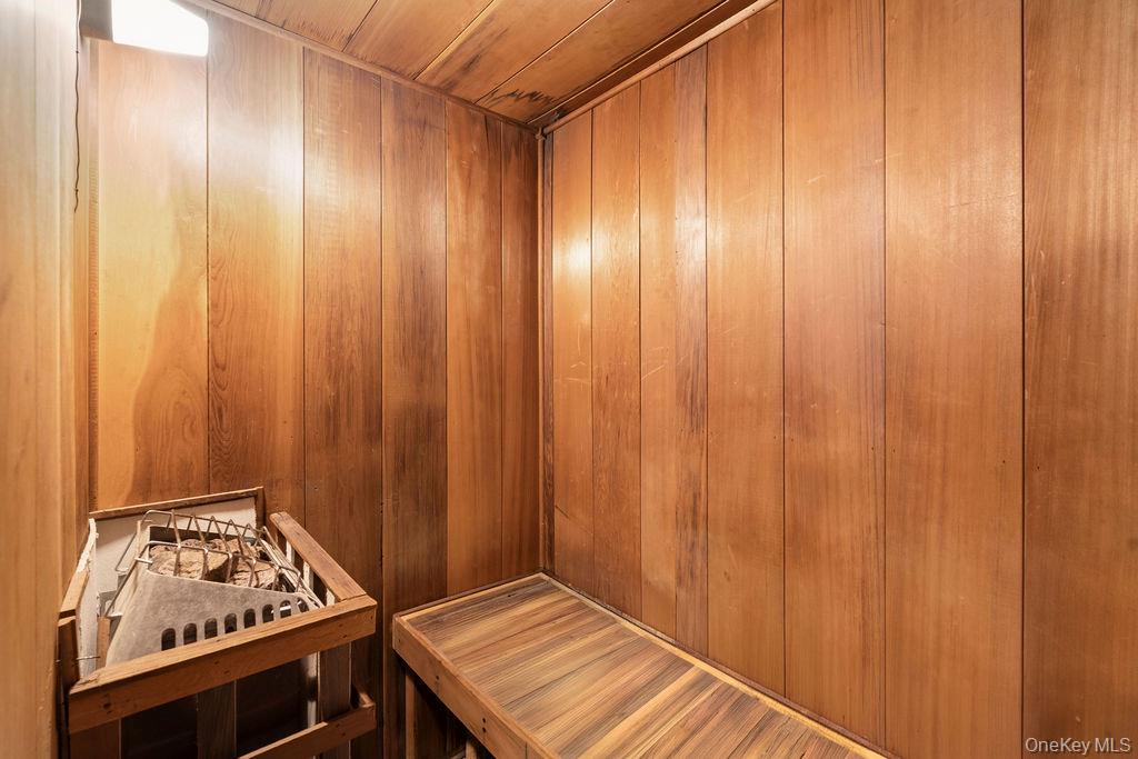 27 Atterbury Road, Southampton, NY 11968