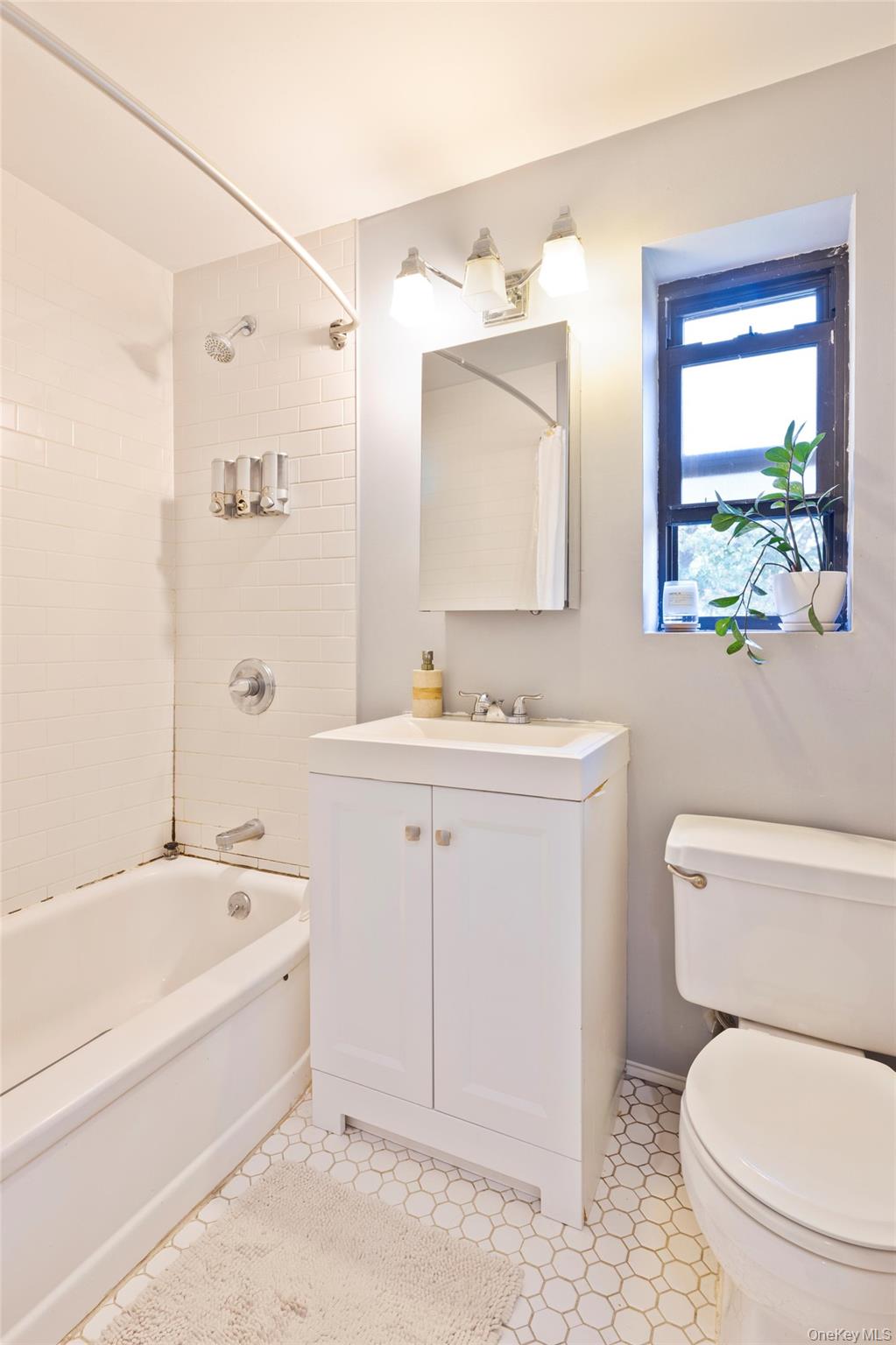 5225 39th Road # 2C, Woodside, NY 11377