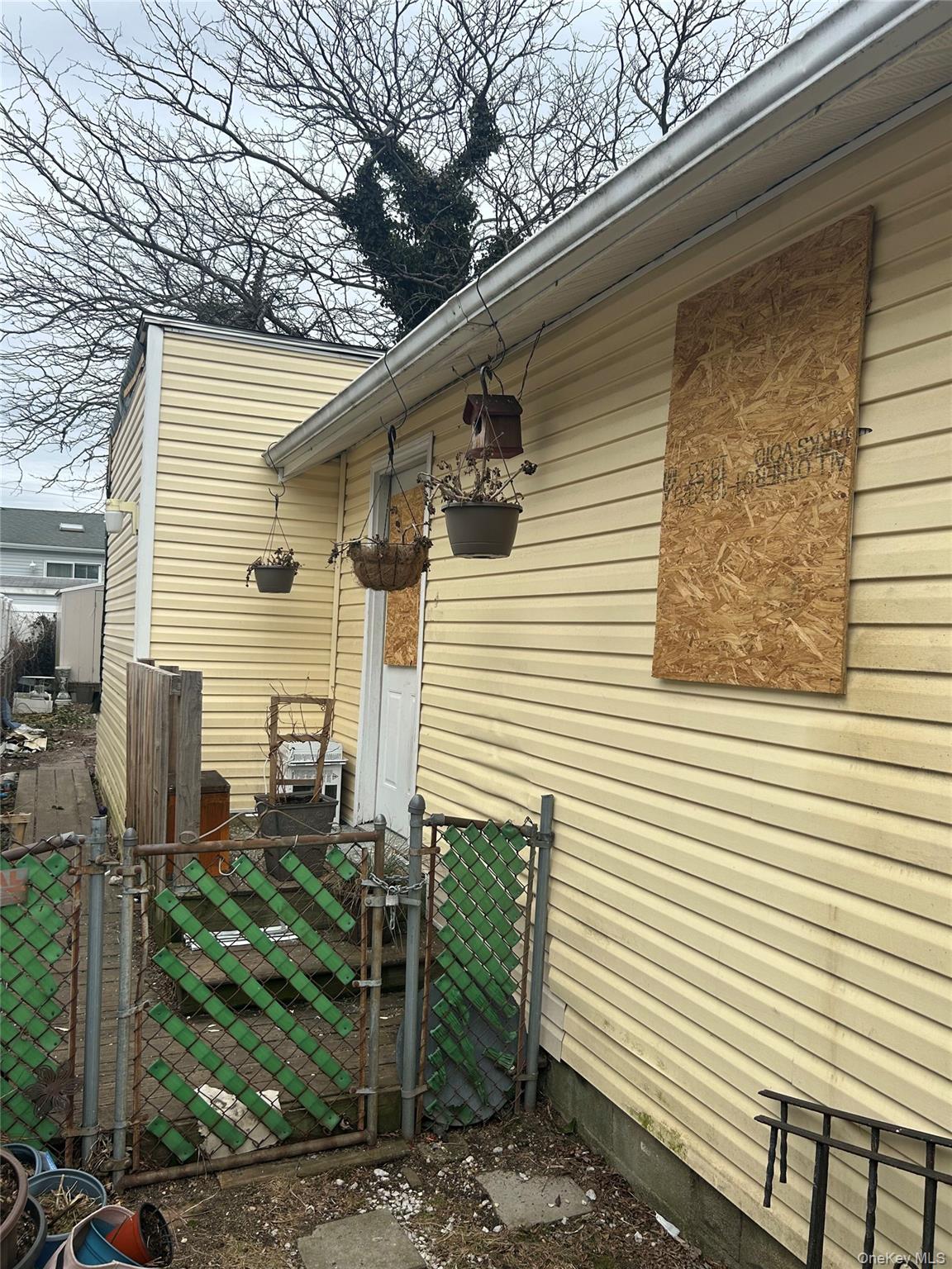 878 S 5th Street, Lindenhurst, NY 11757