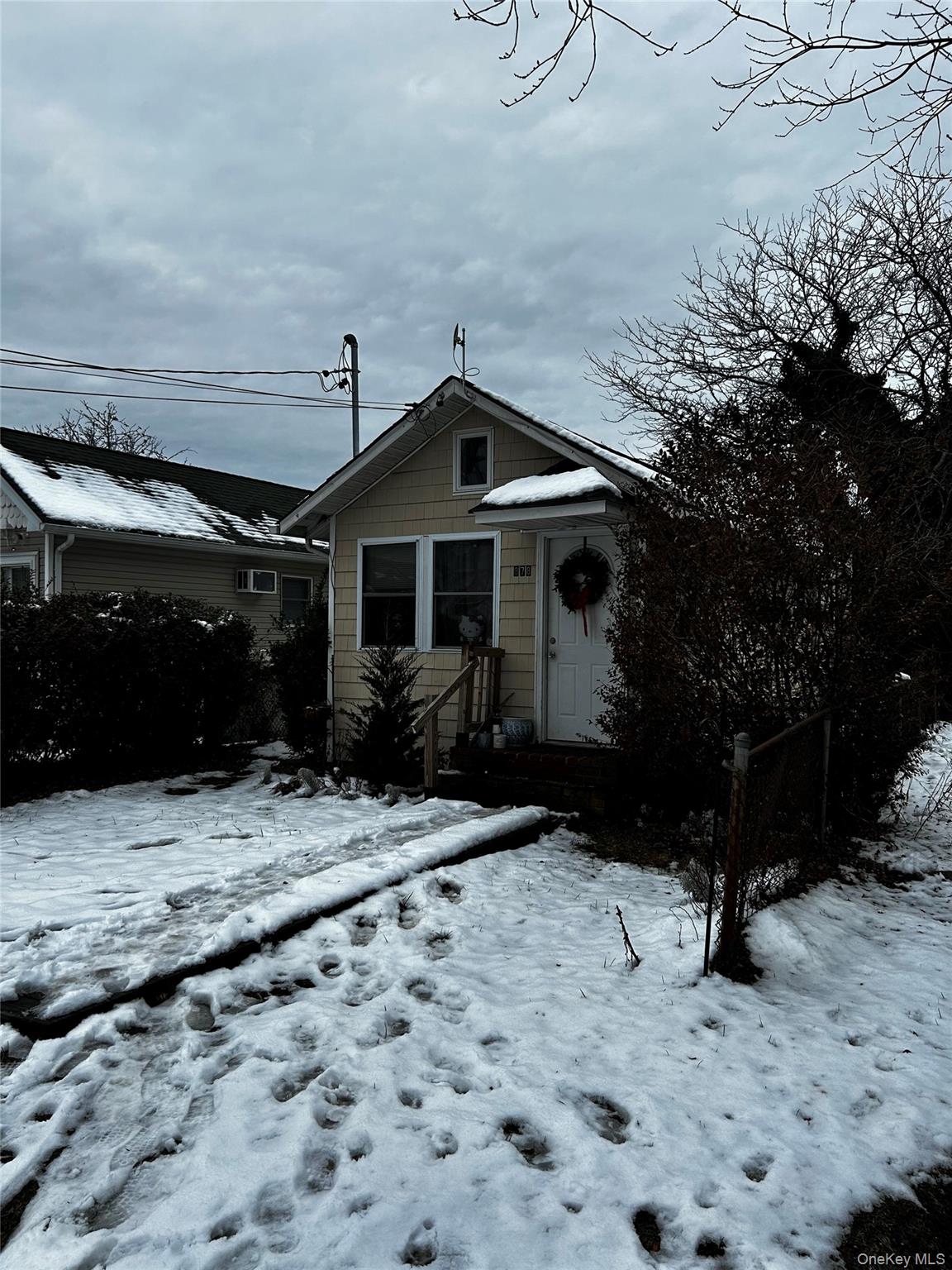 878 S 5th Street, Lindenhurst, NY 11757