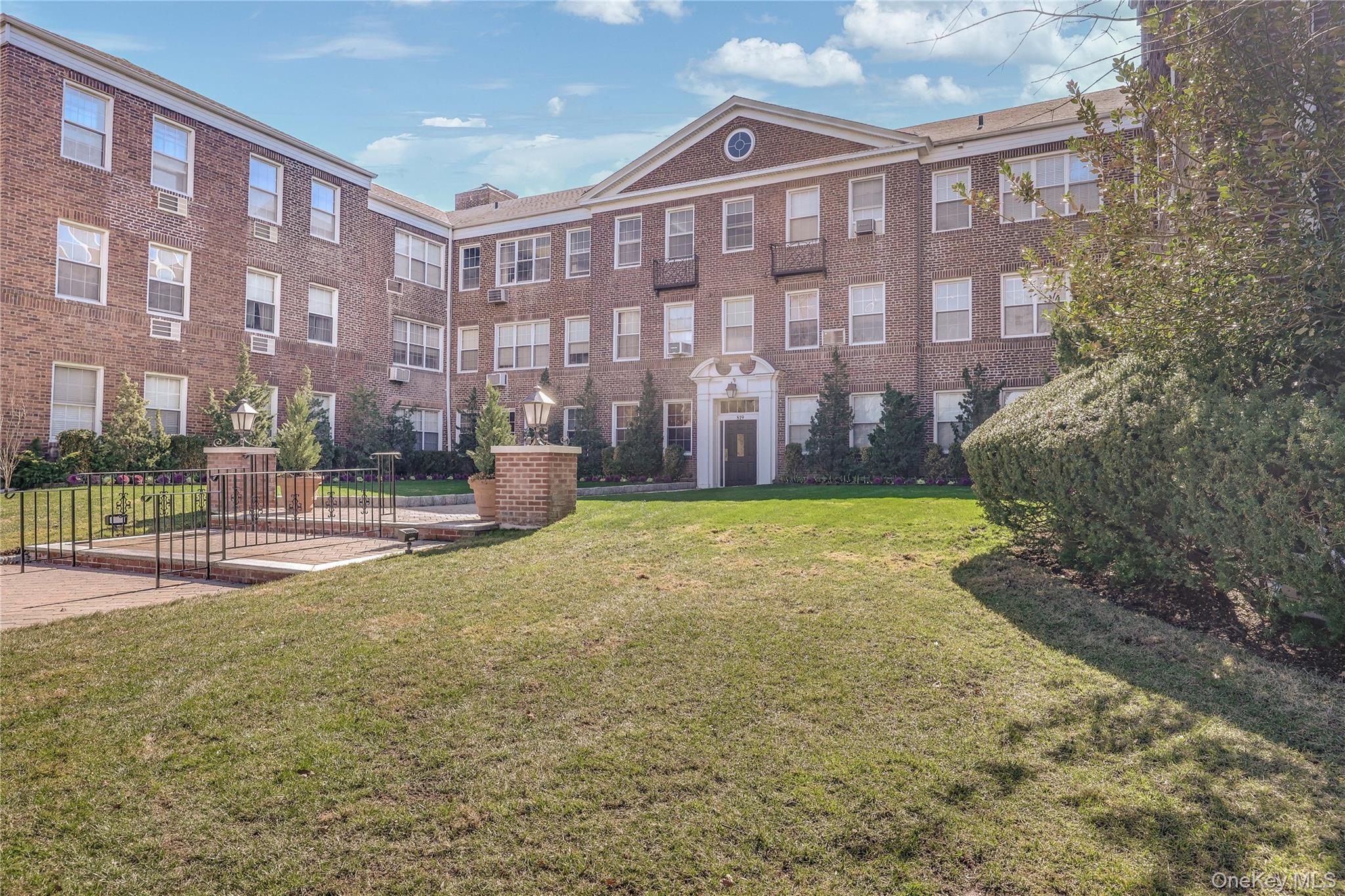 819 Broadway # 1-G, Woodmere, NY 11598