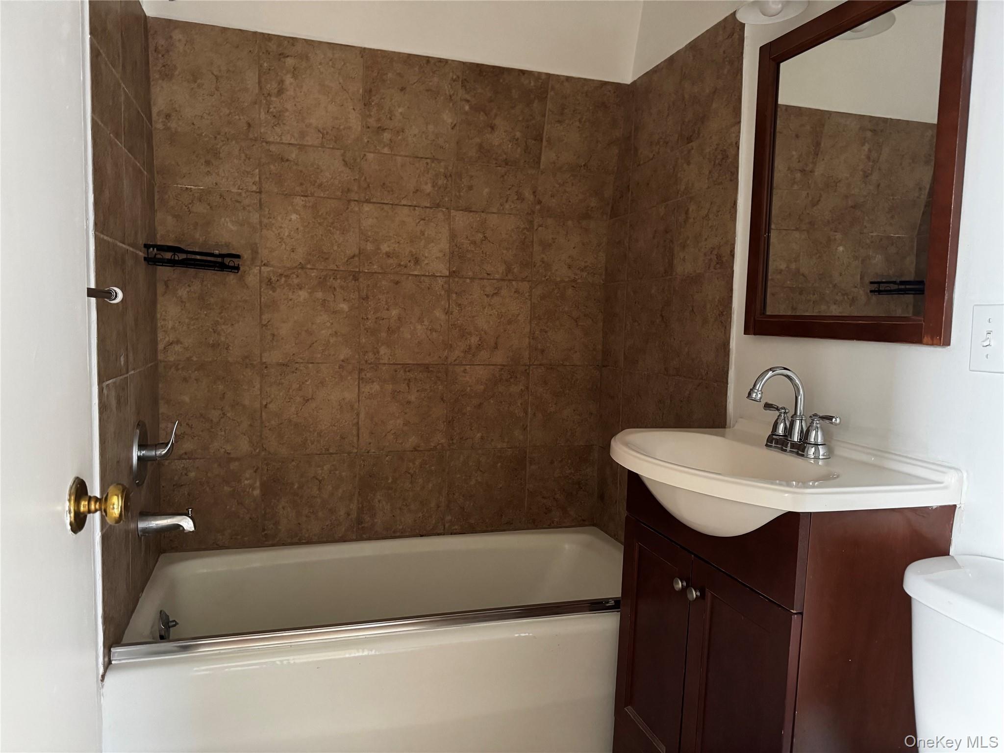 24 FRONT Street # 3B, Millbrook, NY 12545