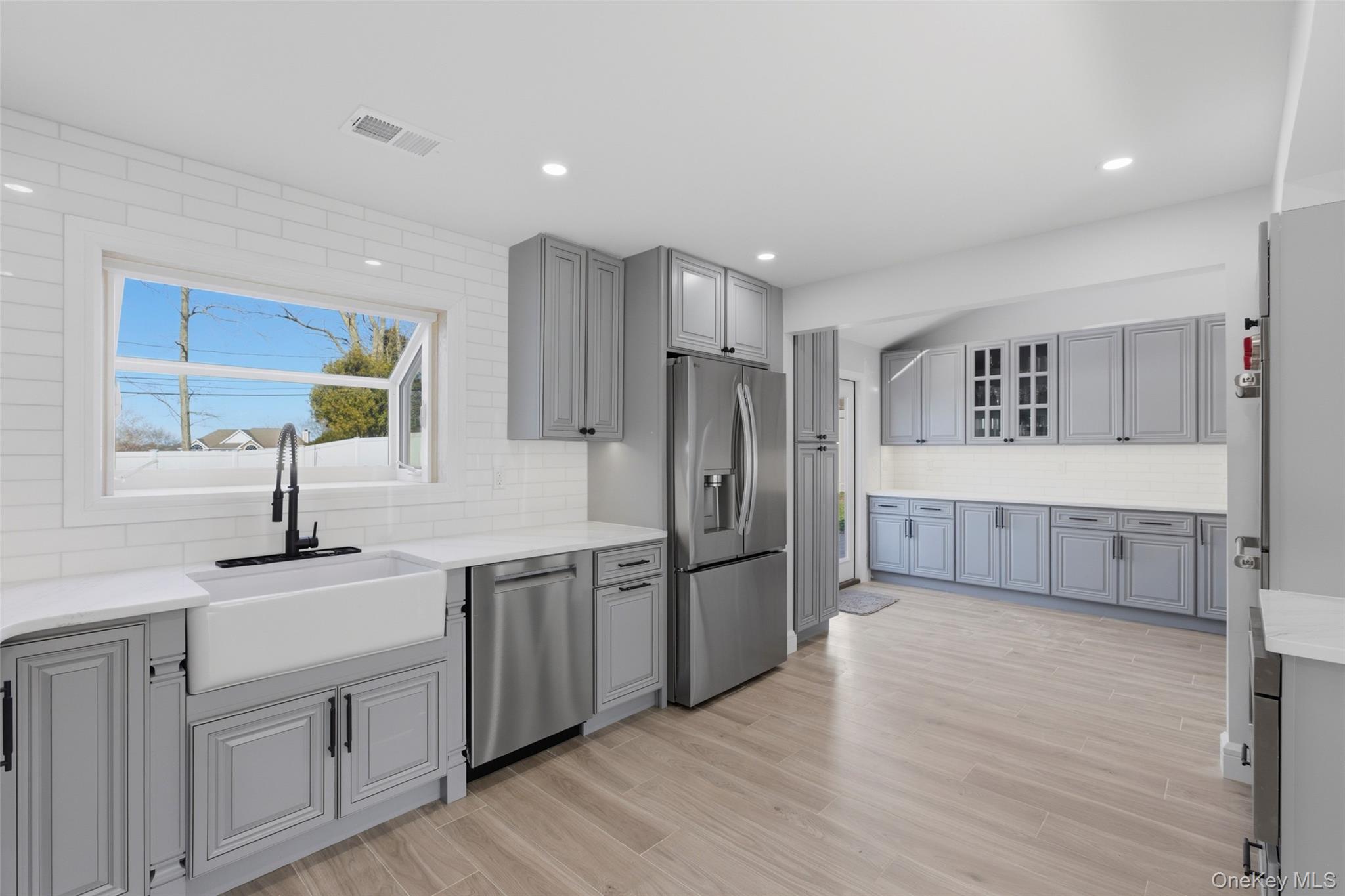 10 Weldon Lane, Farmingville, NY 11738