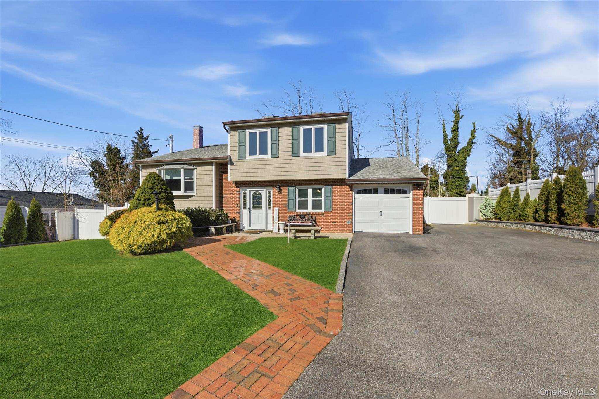 10 Weldon Lane, Farmingville, NY 11738