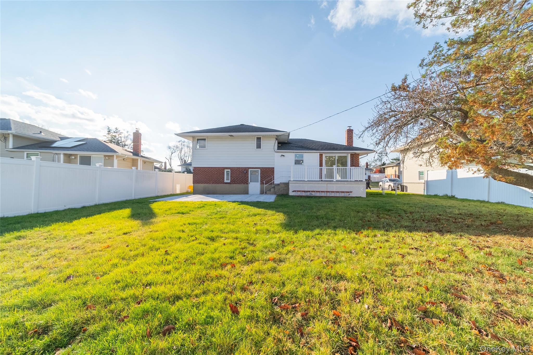 8 Spector Lane, Plainview, NY 11803