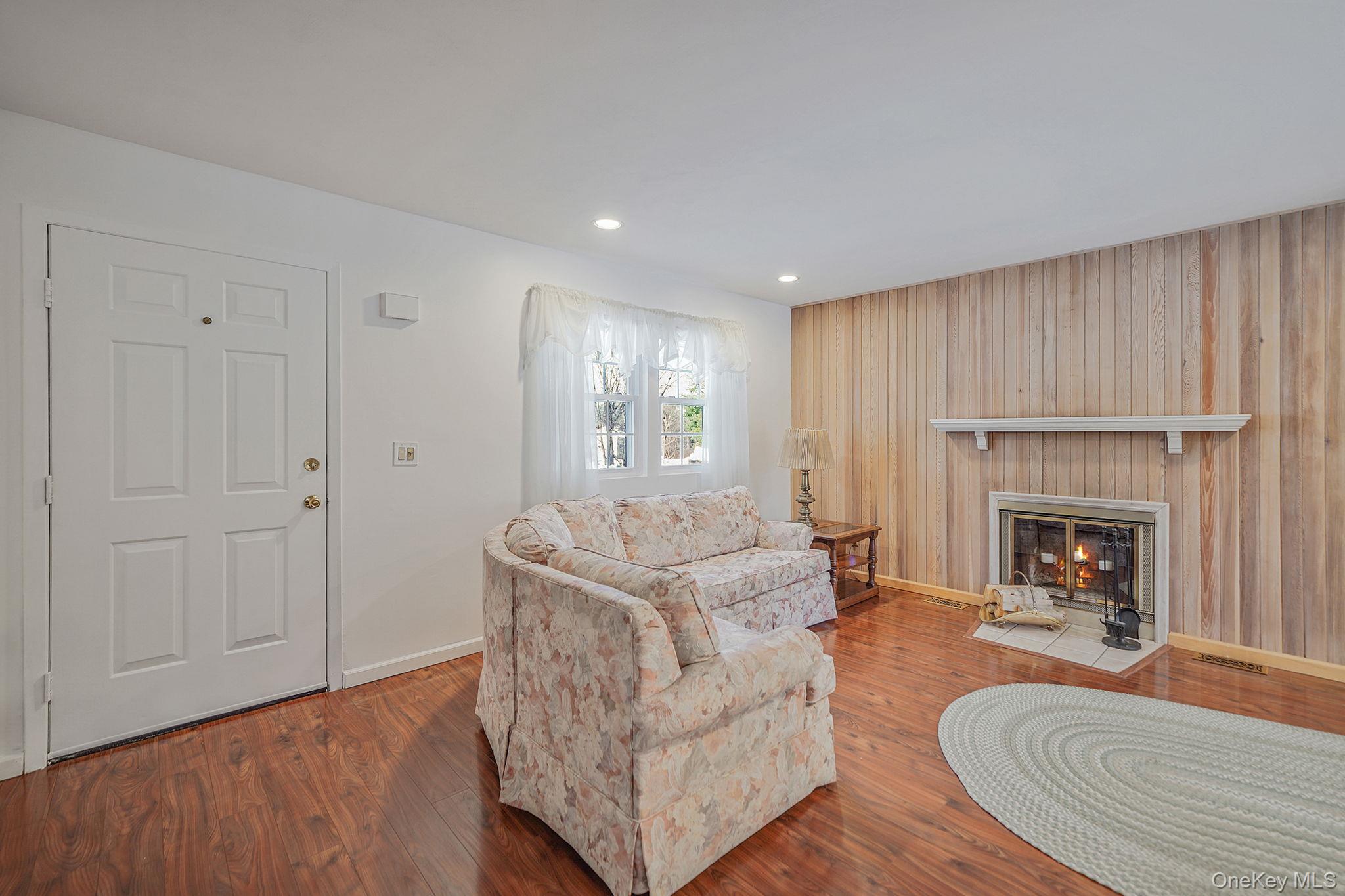 8 Huntington Commons # 8, Yaphank, NY 11980