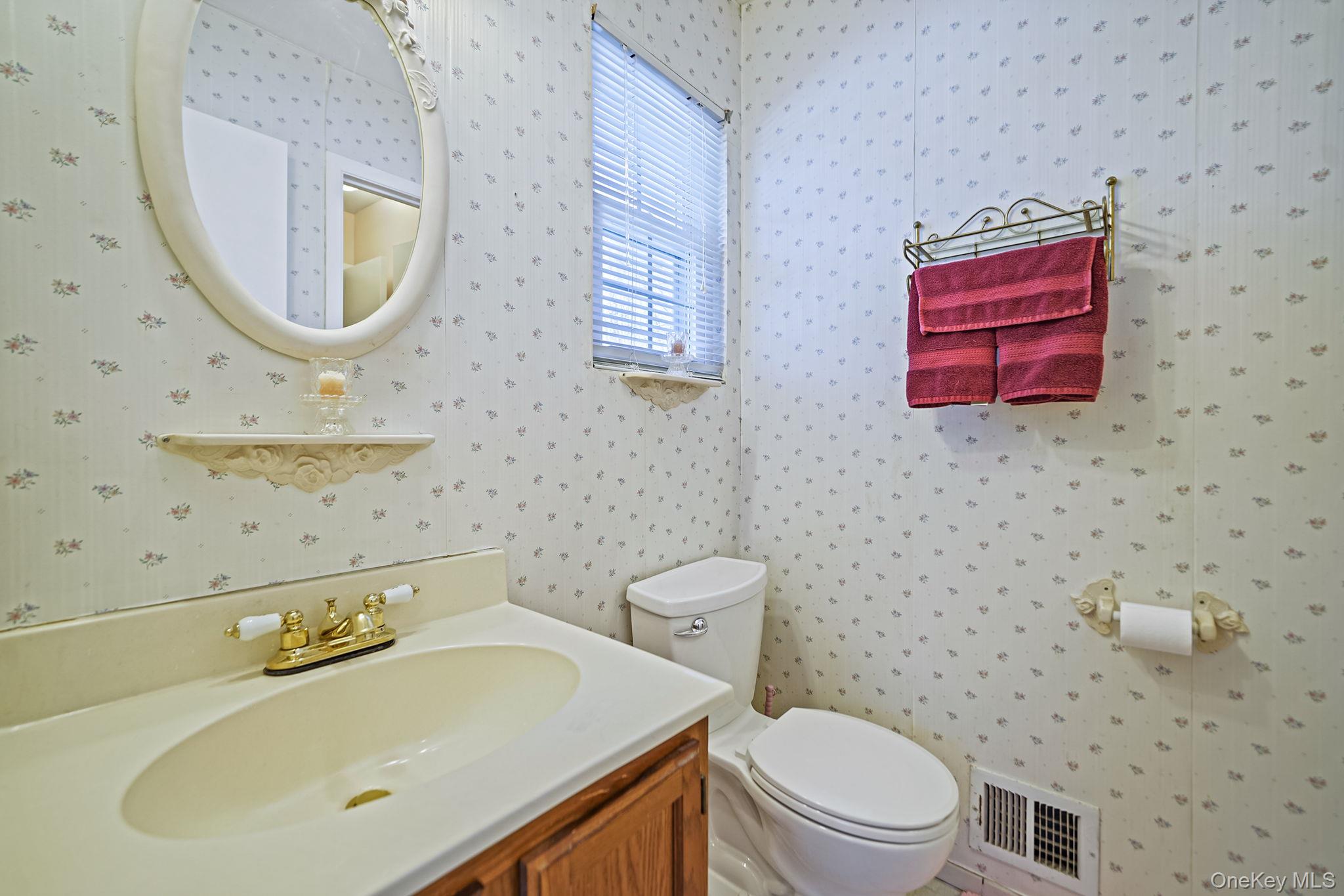 8 Huntington Commons # 8, Yaphank, NY 11980