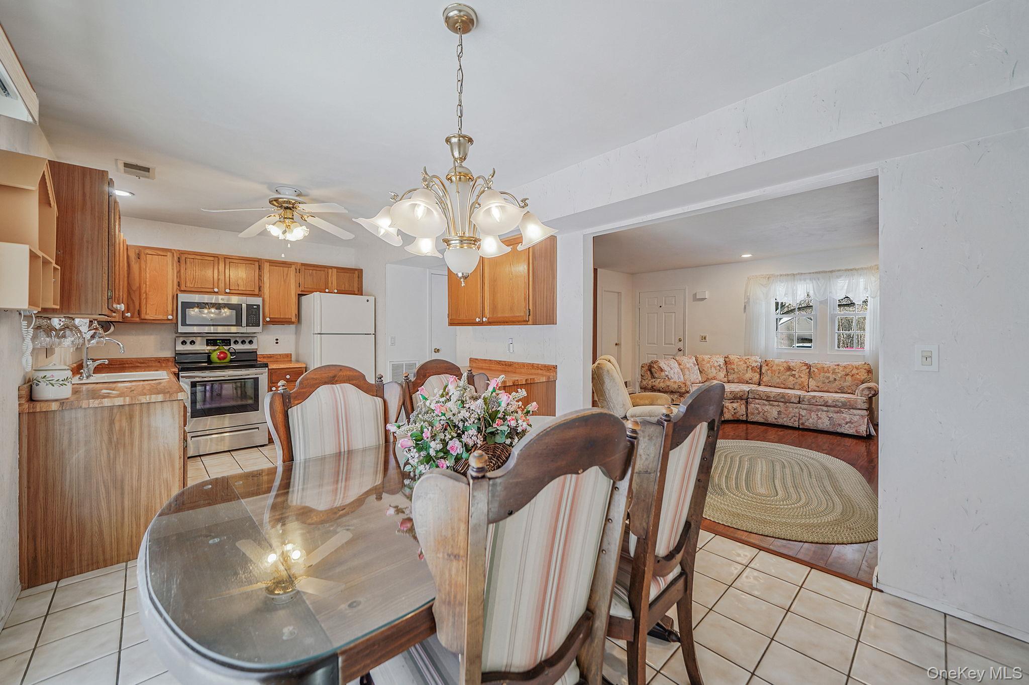 8 Huntington Commons # 8, Yaphank, NY 11980