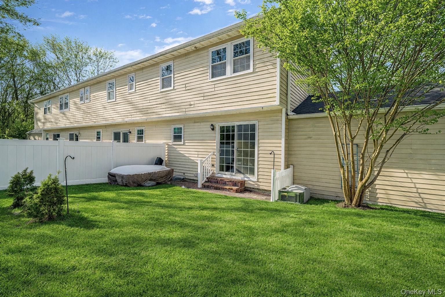 8 Huntington Commons # 8, Yaphank, NY 11980