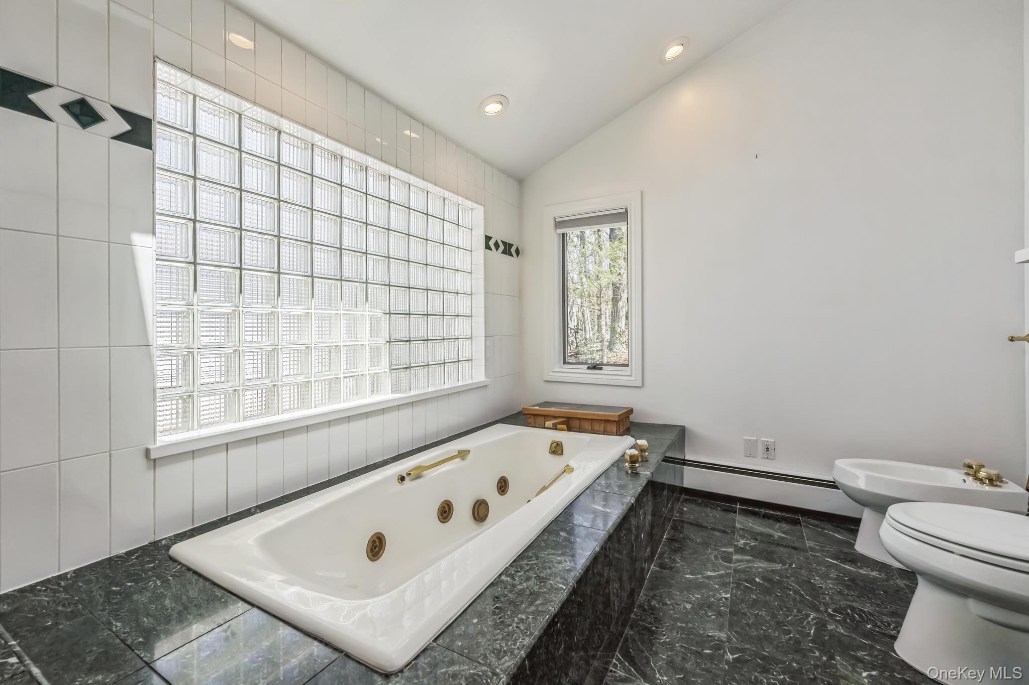 3 Glen Way, Cold Spring Harbor, NY 11724