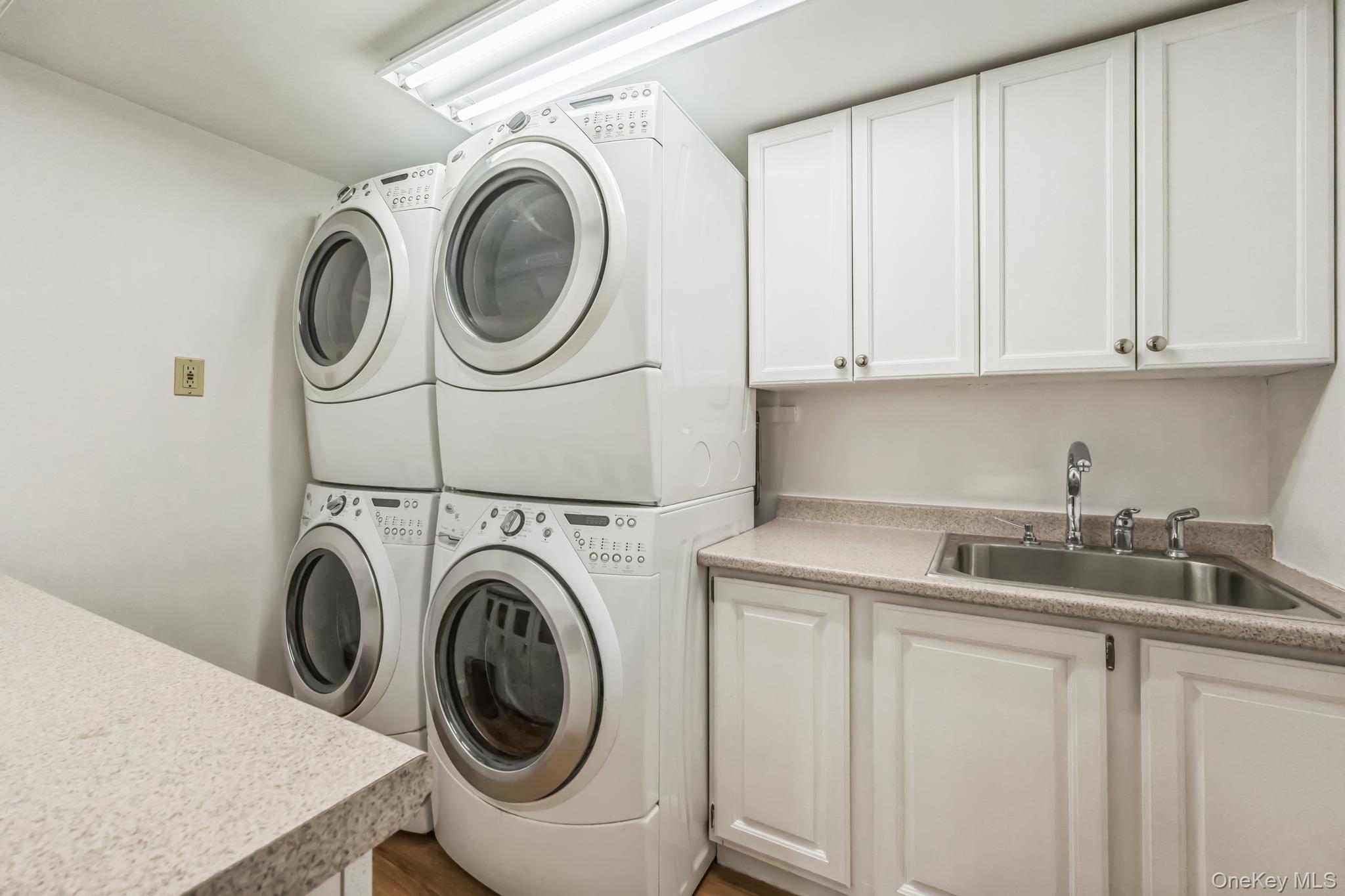 3 Glen Way, Cold Spring Harbor, NY 11724