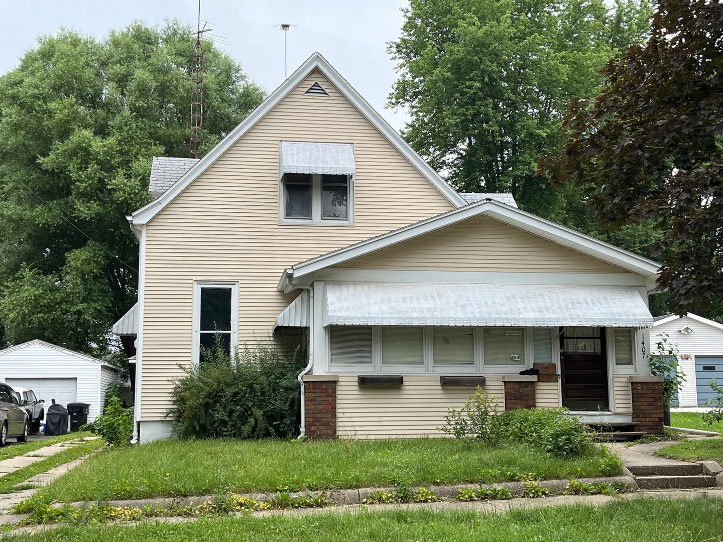 1407 W Chestnut Street, Bloomington, IL 61701