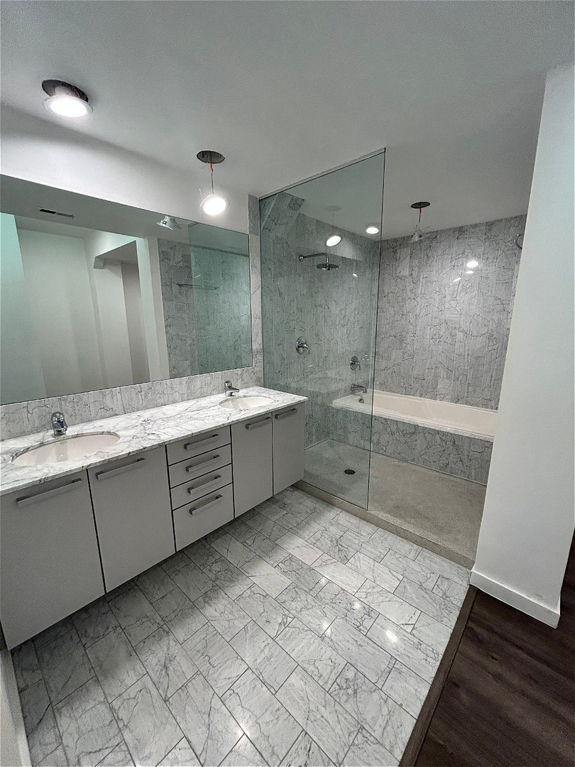 201 E Ohio Street, Chicago, IL 60611