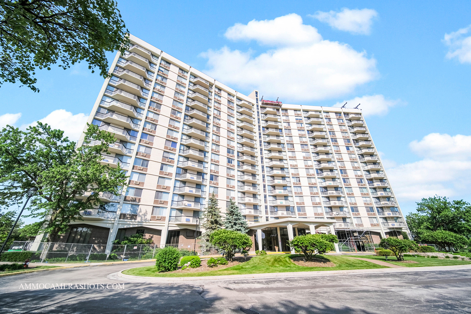 40 N Tower Road #11L, Oak Brook, IL 60523