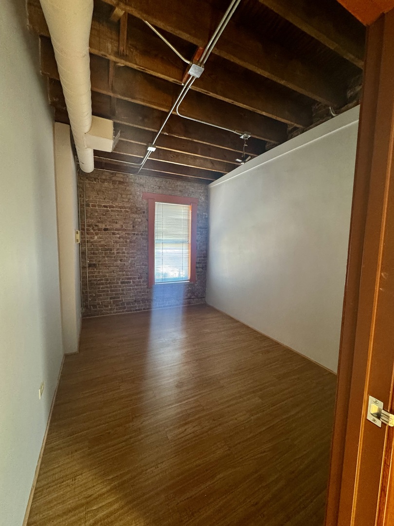 5 S La Grange Road, La Grange, IL 60525