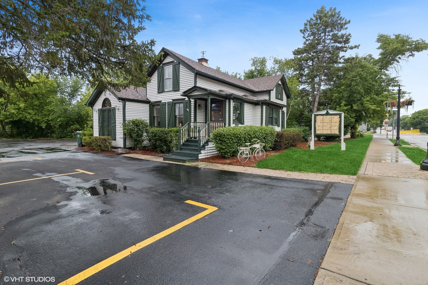 438 N Hough Street, Barrington, IL 60010