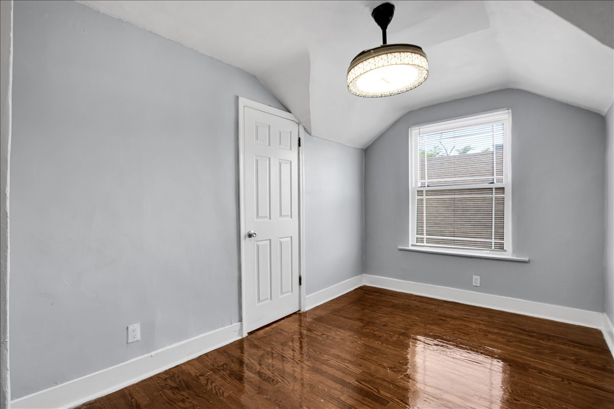 7829 S Escanaba Avenue, Chicago, IL 60649