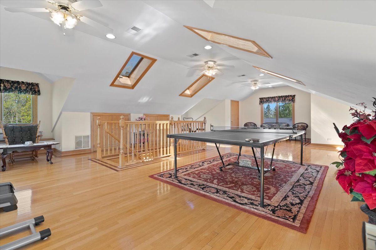 300 N BRADLEY Road, Lake Forest, IL 60045