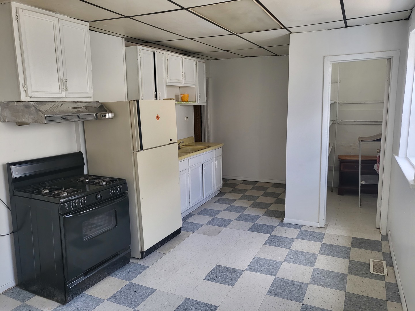 911 W 32nd Street, Chicago, IL 60608
