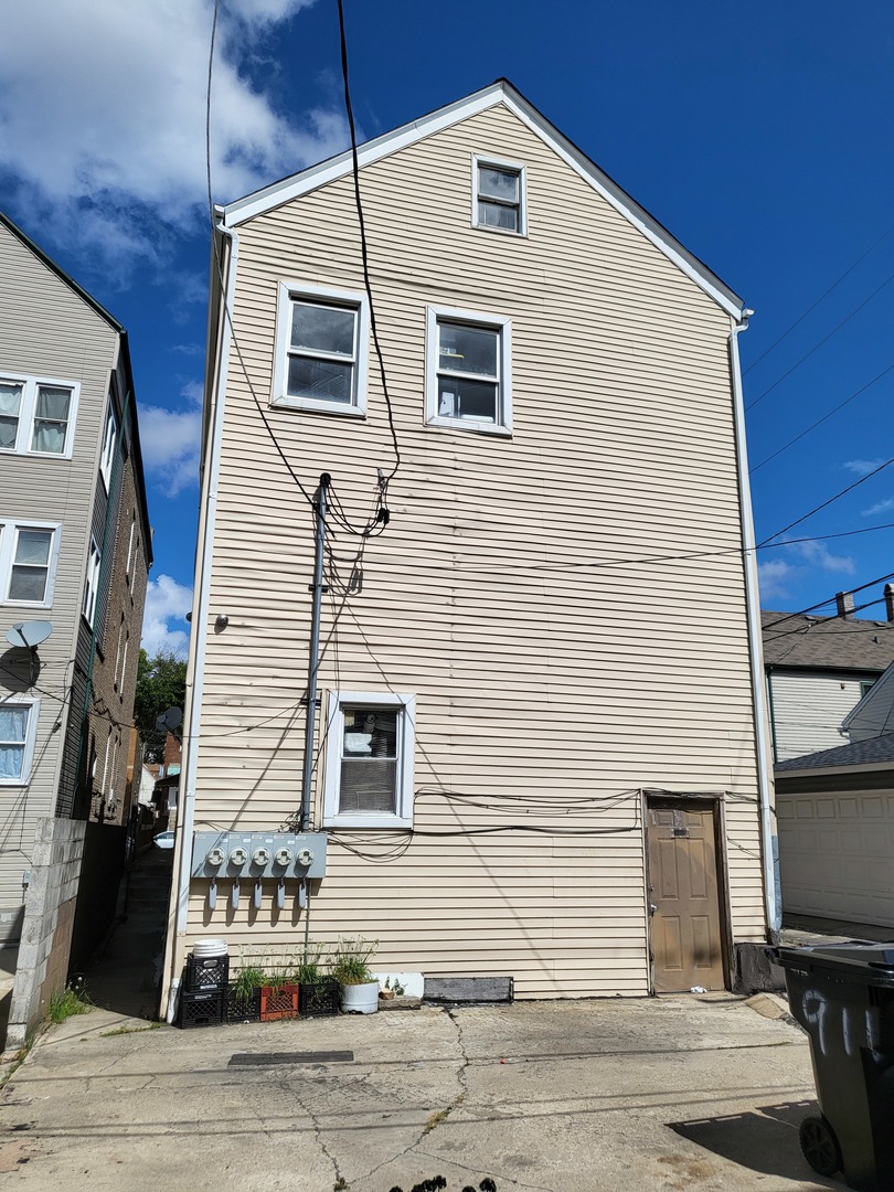 911 W 32nd Street, Chicago, IL 60608