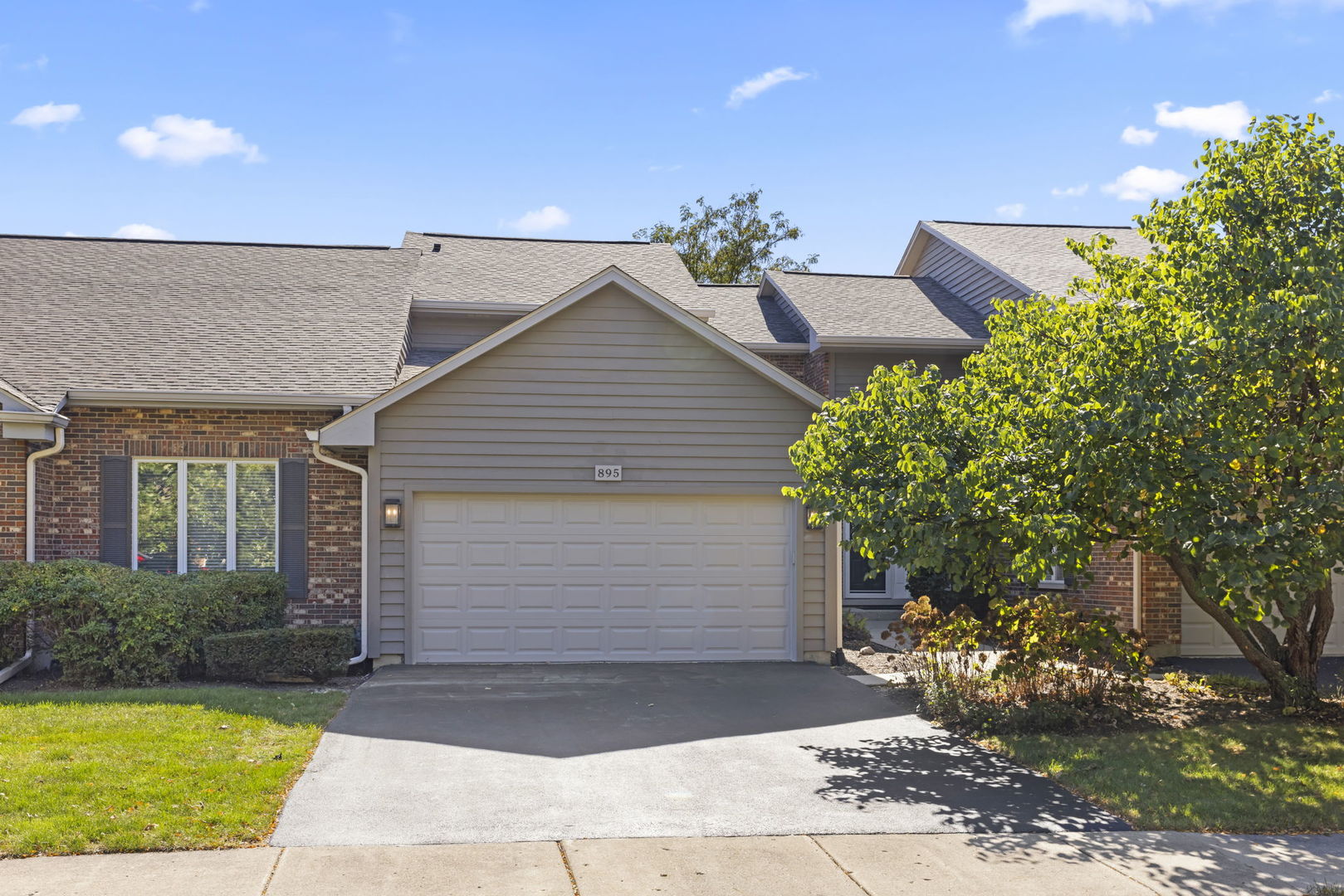 895 Saddlewood Drive, Glen Ellyn, IL 60137