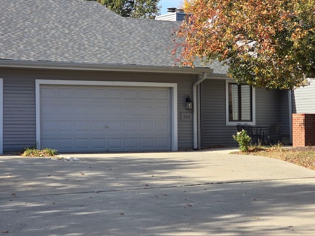 2312 North Pointe Drive, Bloomington, IL 61704