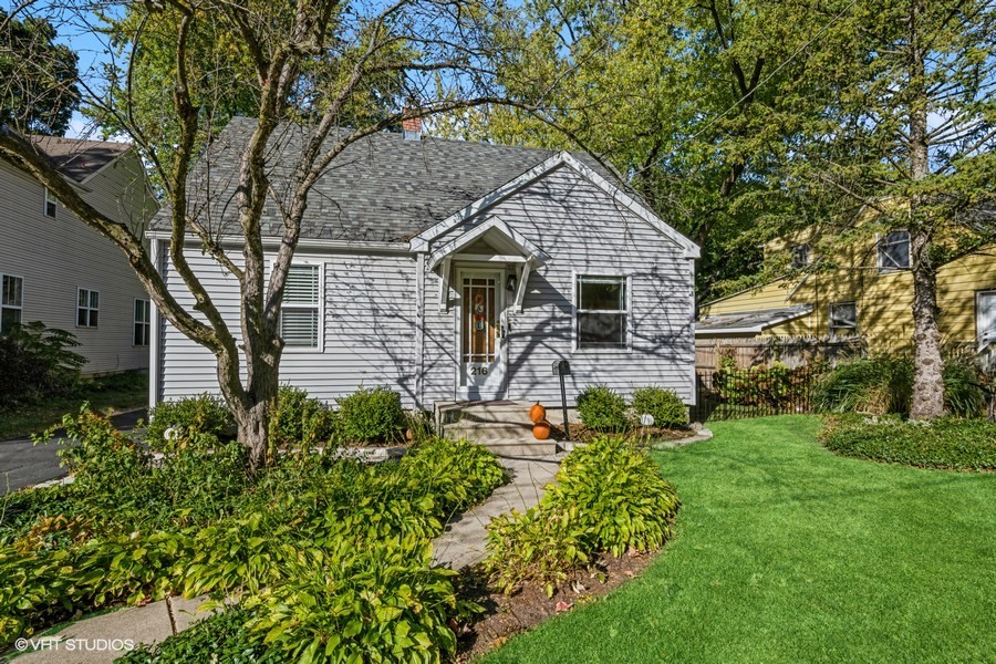 216 NEWBERRY Avenue, Libertyville, IL 60048