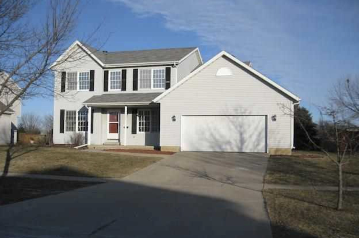 1229 Royal Pointe Drive, Bloomington, IL 61704