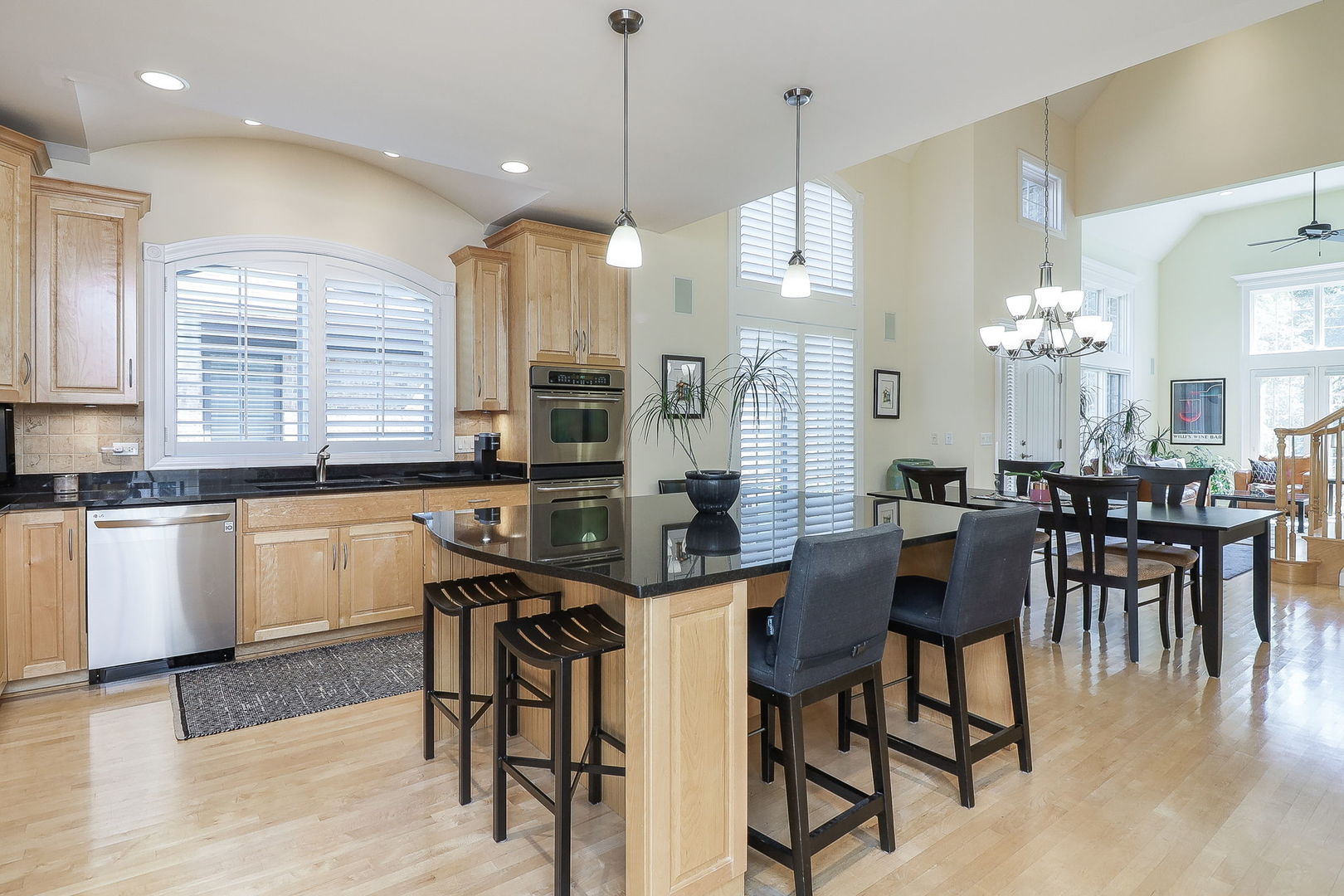 1040 Mackenzie Place, Wheaton, IL 60187