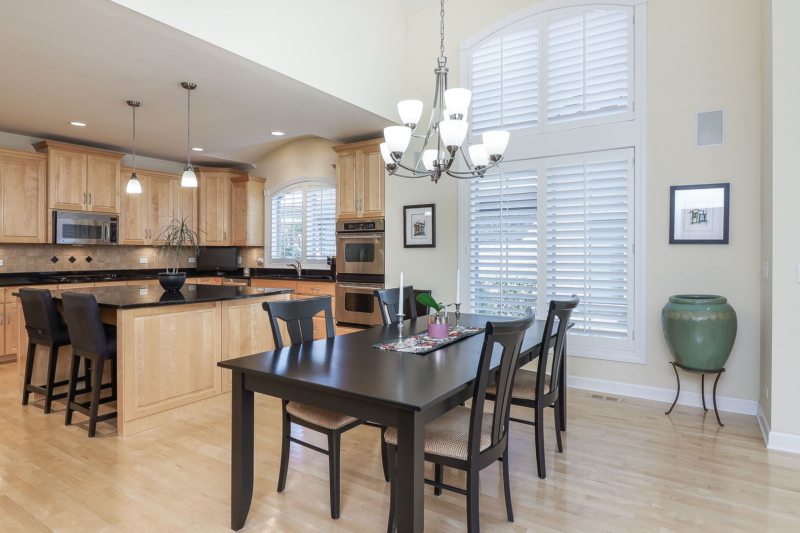 1040 Mackenzie Place, Wheaton, IL 60187