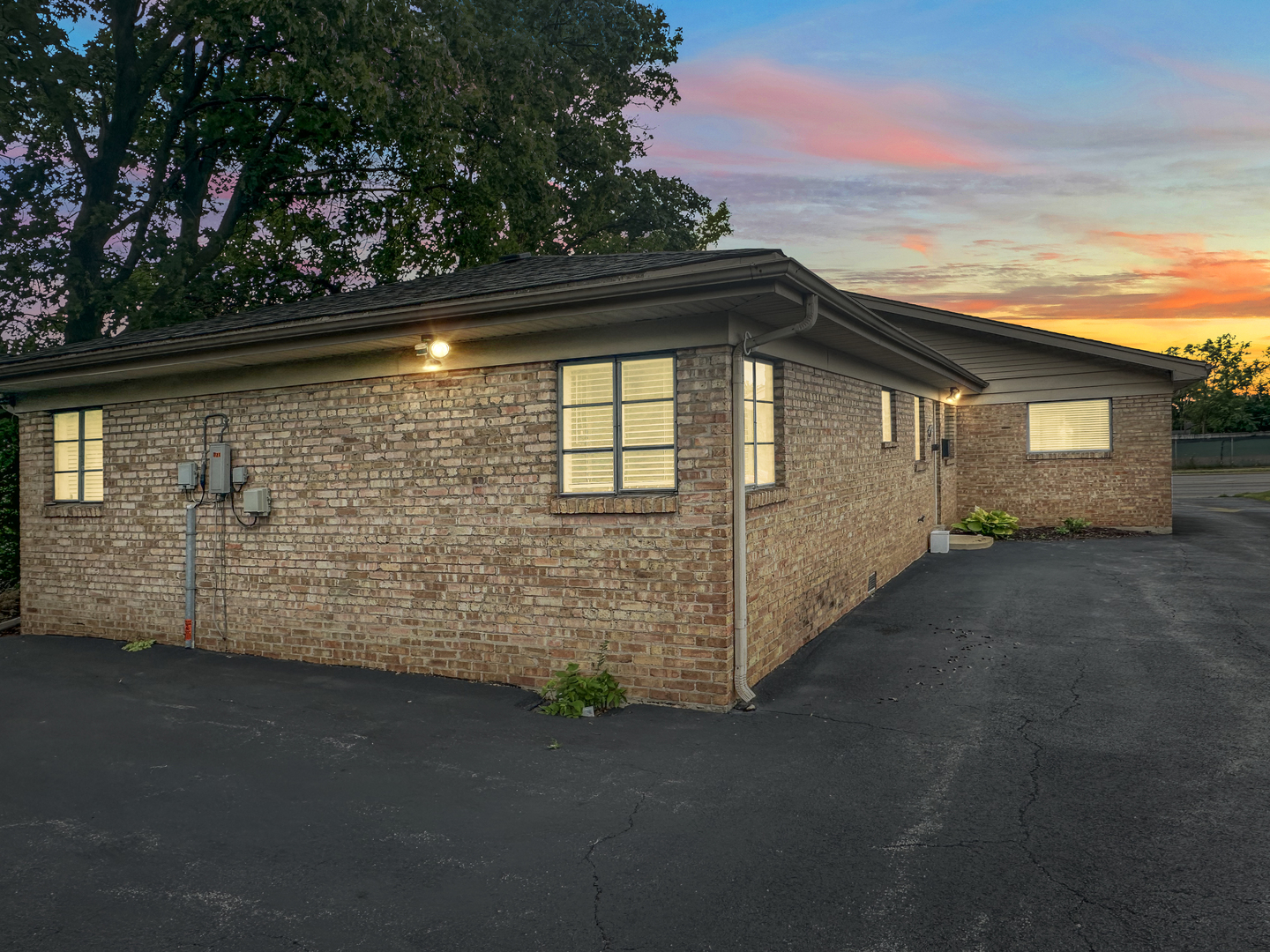 721 E Roosevelt Road, Wheaton, IL 60187