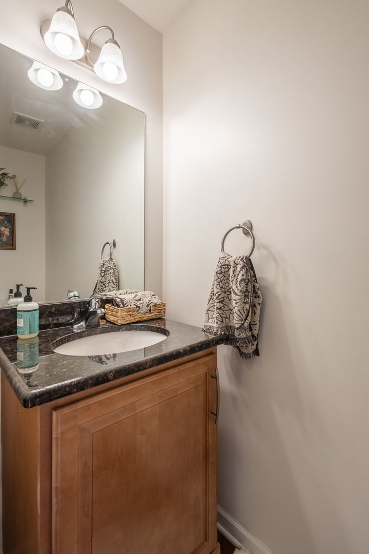 1371 E CENTRAL Road #C1, Arlington Heights, IL 60005