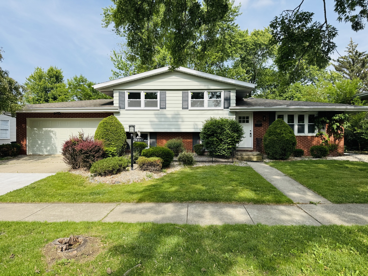 18947 Ridgewood Avenue, Lansing, IL 60438