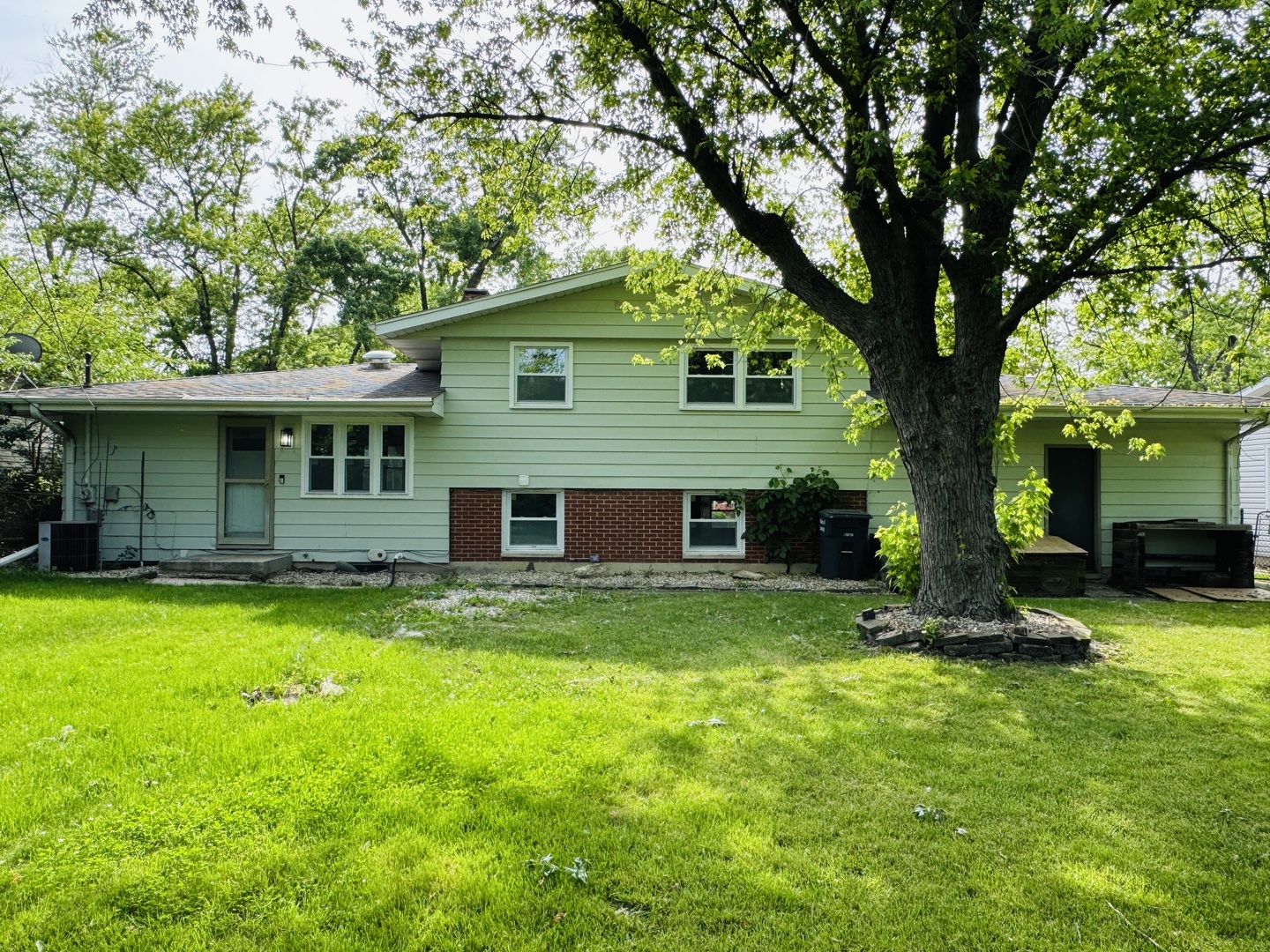 18947 Ridgewood Avenue, Lansing, IL 60438