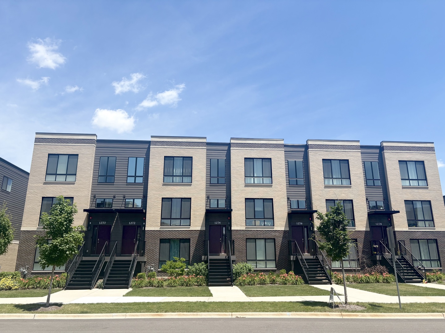 1276 Lakepointe Drive, Schaumburg, IL 60173