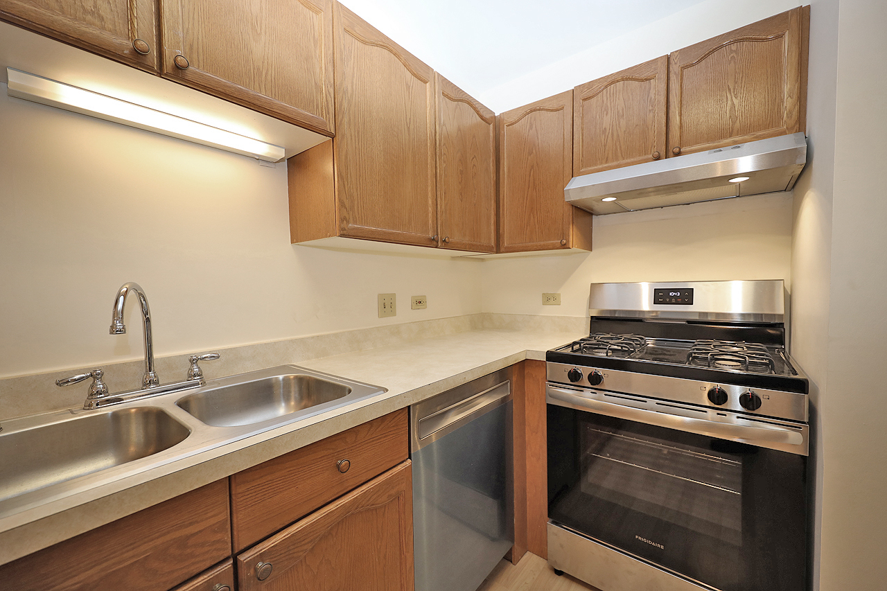 805 Leicester Road #103, Elk Grove Village, IL 60007